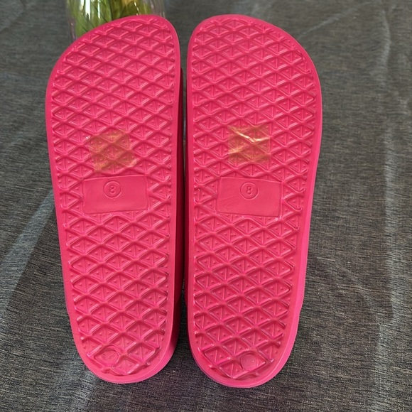 NIP PrettyLittleThing Women’s Sz 8 Pink Wide Fit Rubber Buckle Footbed Sliders - Picture 4 of 5